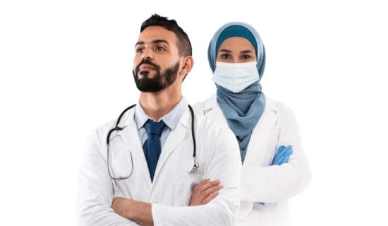 طبيبان يقفان بجانب بعضهم لألتقاط صورة