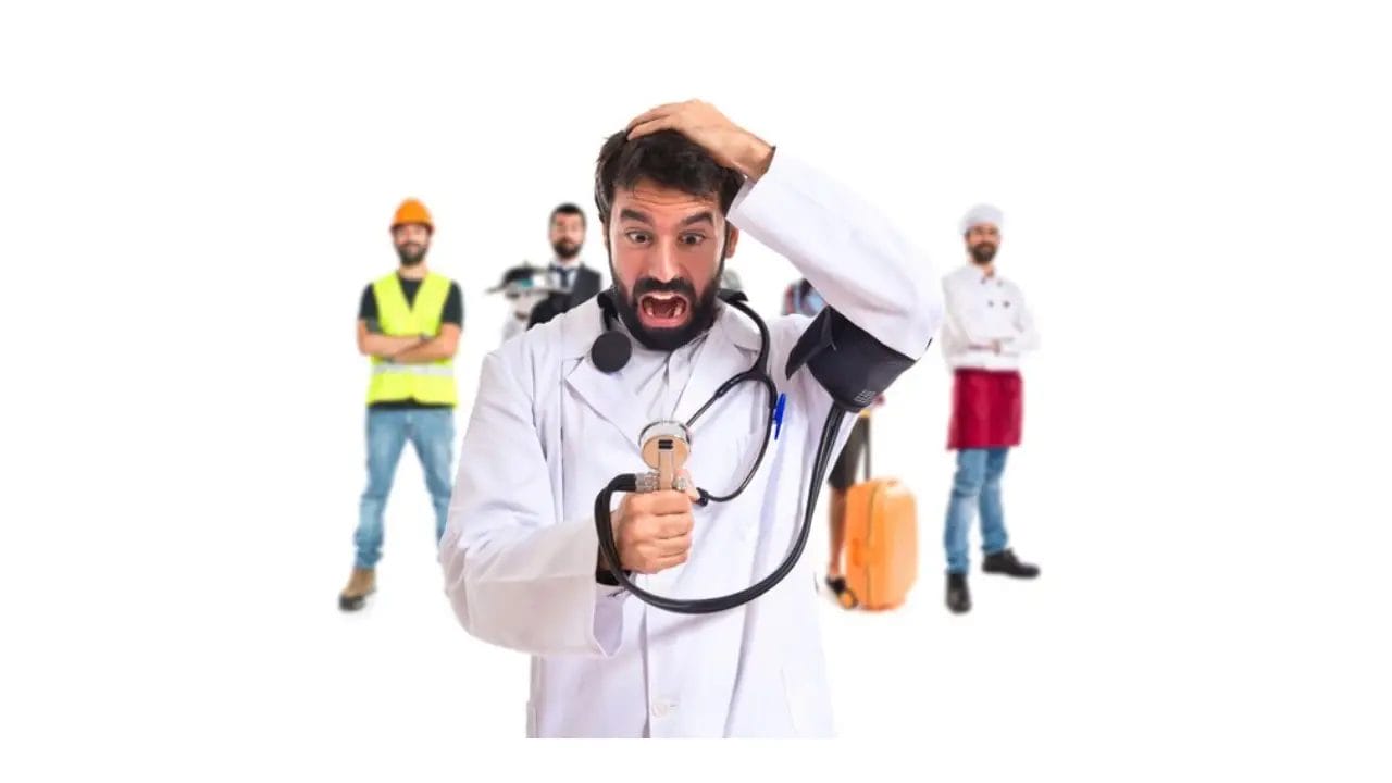 المدونة - دكتور يضع يده على رأسه ويشعر بالقلق والاضطراب