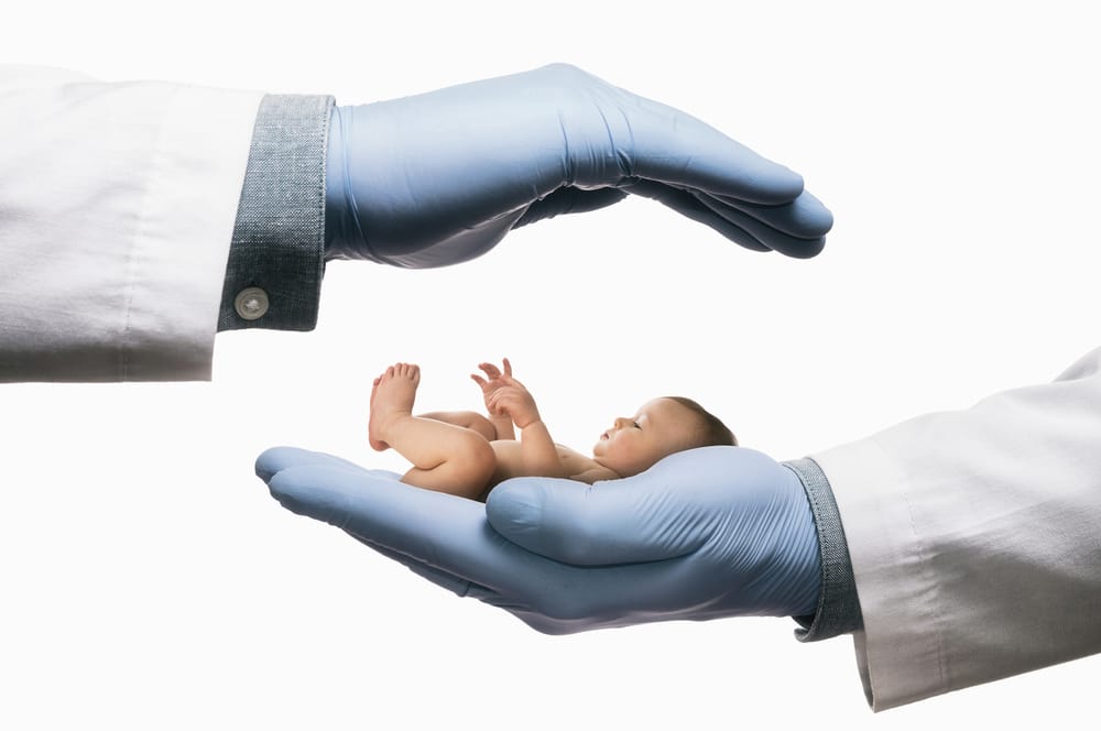 يد طبيب تحاوط طفل
