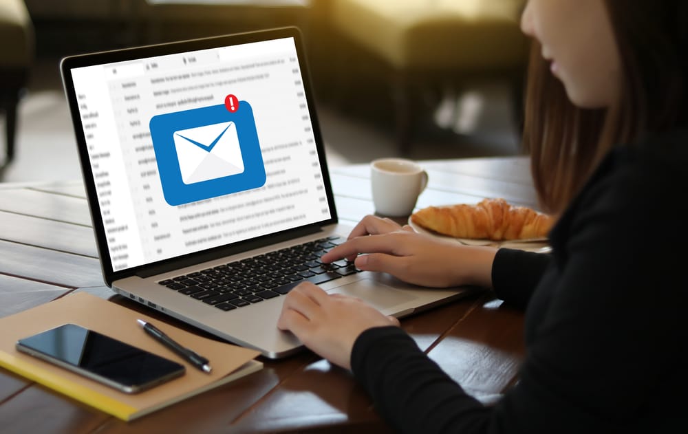 امرأة ترسل بريد إليكتروني ضمن خطة تسويق بالبريد الإليكتروني email marketing